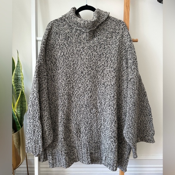 Elegant Gray Turtleneck Sweater - Picture 3 of 6